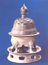 唐越窑褐彩云纹镂花五足炉