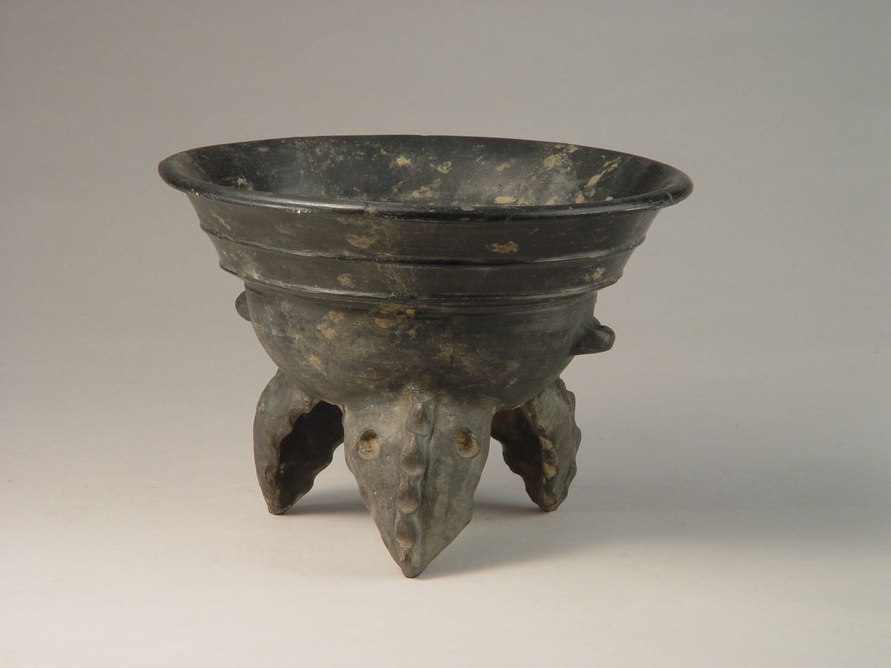  p>鸟喙足黑陶鼎,属于新石器时代·龙山文化,高18.5,口径26厘米. /p>