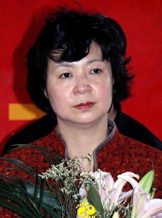 在第36届世界乒乓球锦标赛中,一举夺得女子单打冠军,女子团体冠军两枚