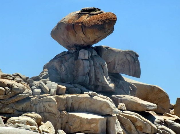 漳州东山风动石