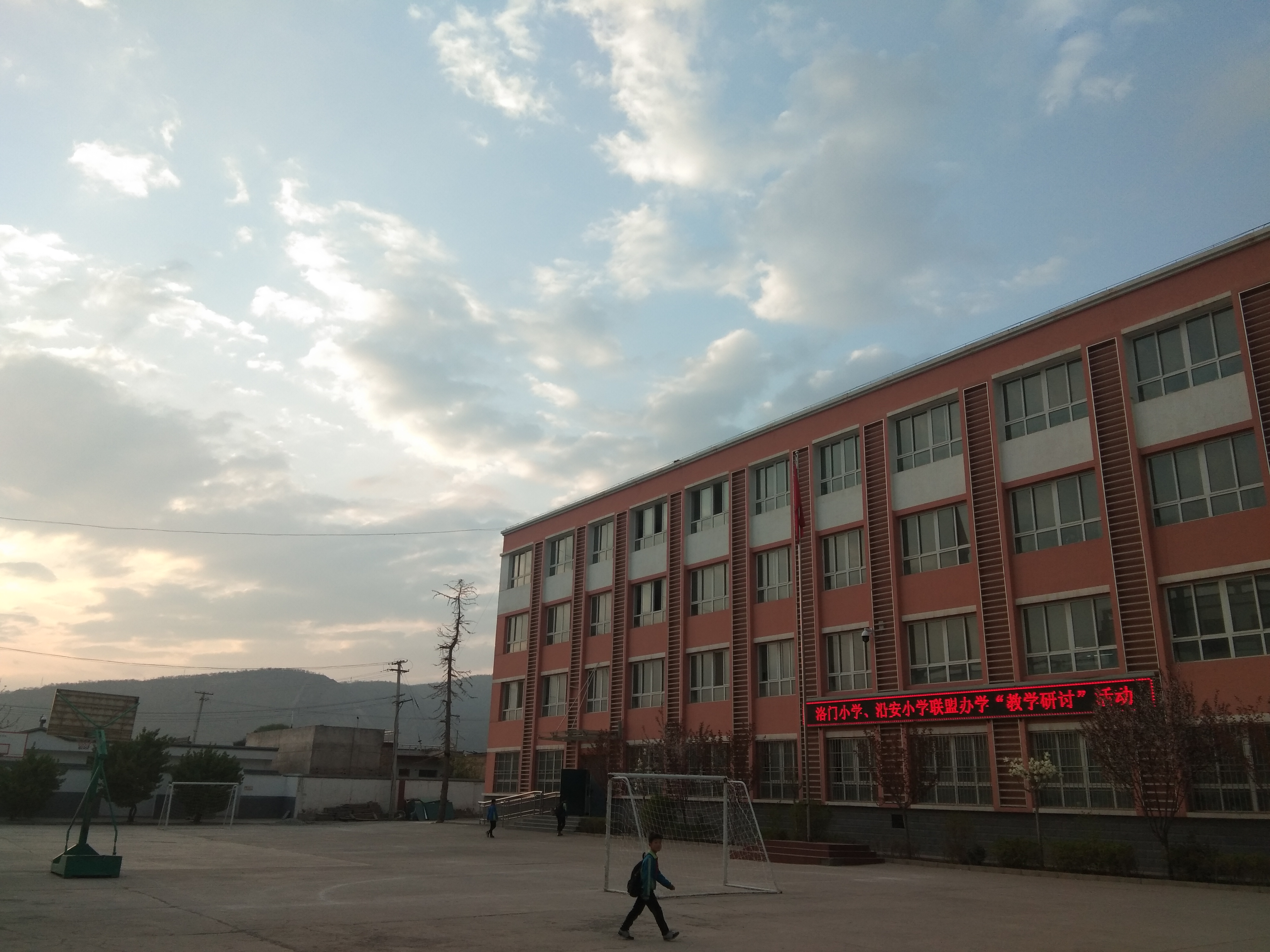 data-id="gnvgc2kf5v">武山县洛门中心小学地处武山东部,经济文化重镇