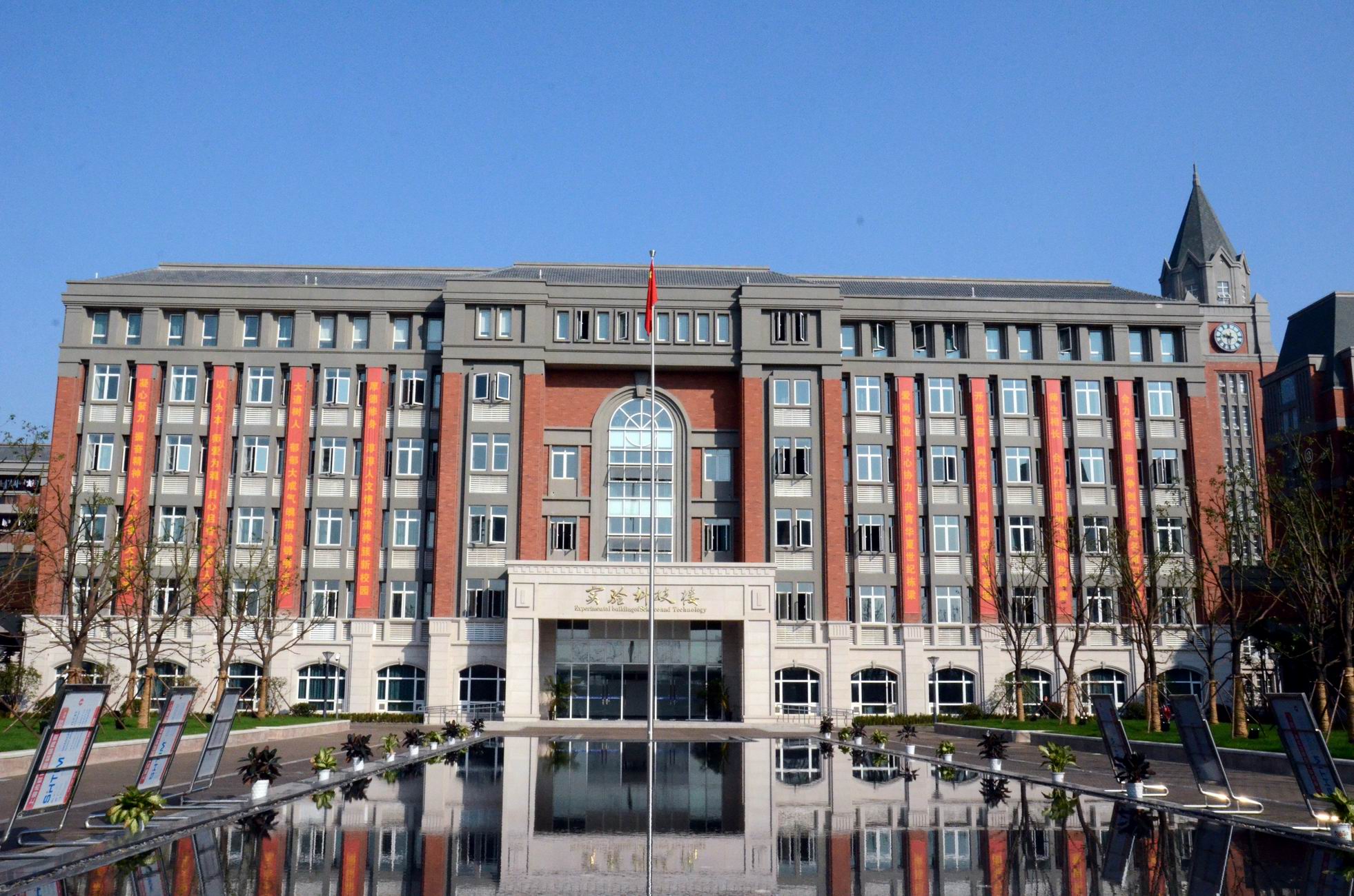  p>江苏省锡东高级中学,是国家级示范性高中,江苏省首批四星级高中.