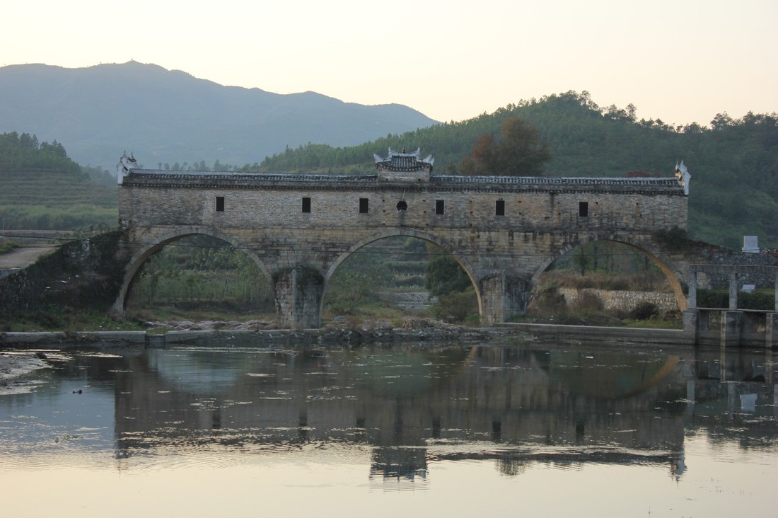  p>塘坊万寿桥,又名花桥,位于广昌县塘坊镇,建于清朝道光年间,横跨塘
