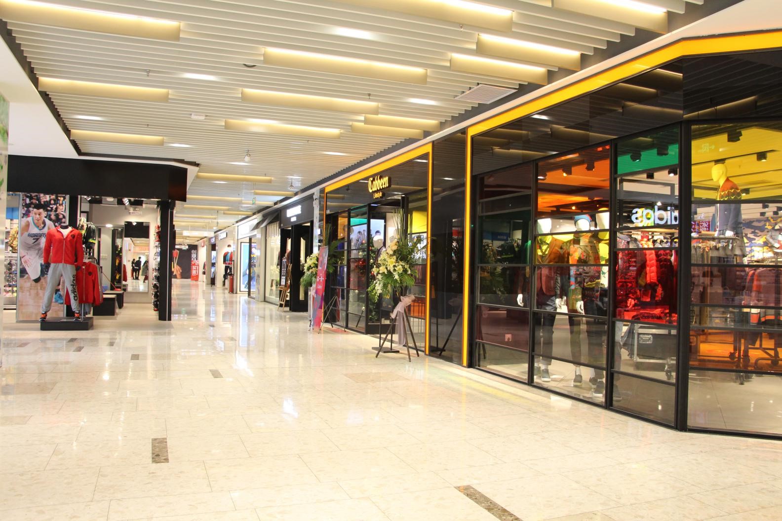 "gnwtplw01q">丽影广场坐落于地铁三,八号线交汇处——海珠区客村站上