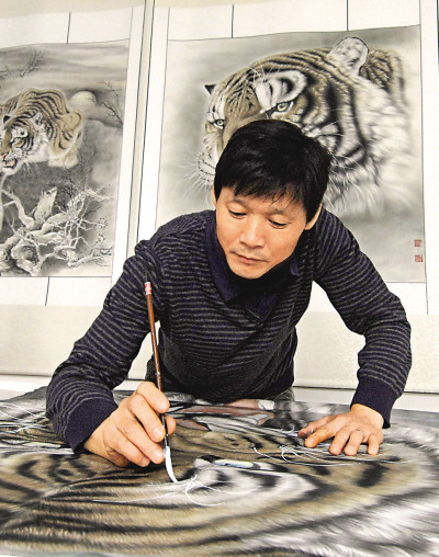  p data-id="gnbicg85tb">肖彦卿,男,一位农民画家,被称为中国"画虎第