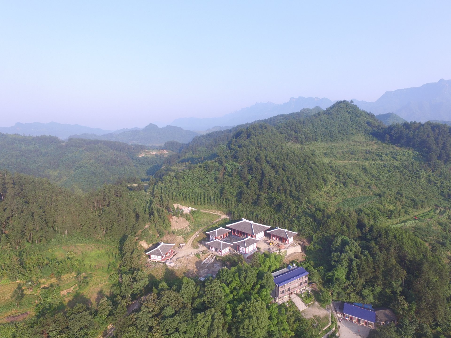  p data-id="gnwnaaqsaw">黄中宫地处风景秀丽的湖南省张家界市慈利县