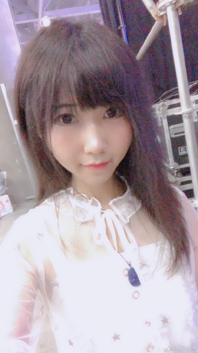  p>新月冰冰,中国配音演员,网络歌手.