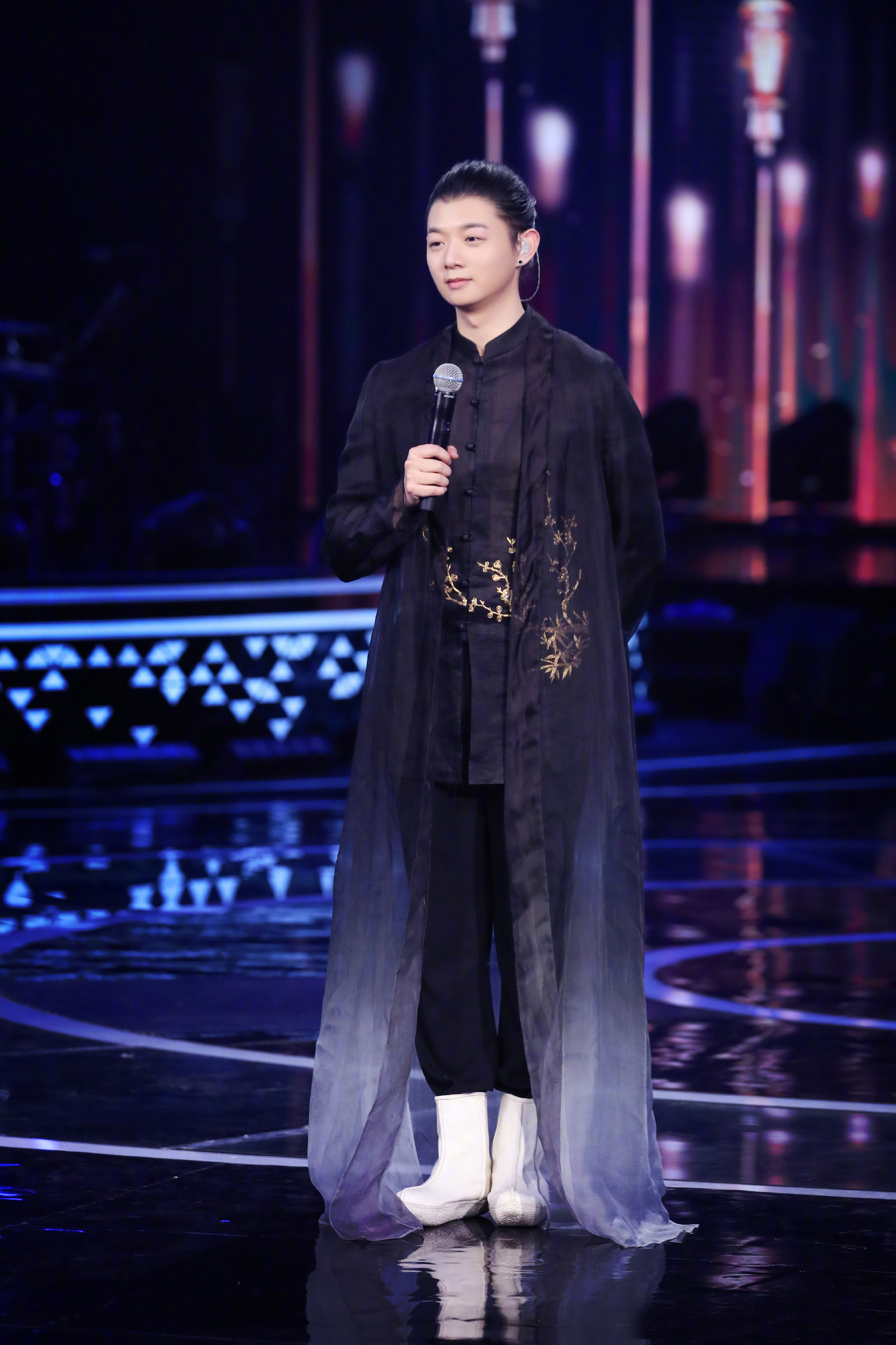  p>霍尊,1990年9月18日出生于上海,中国内地男歌手,音乐人,毕业于 a