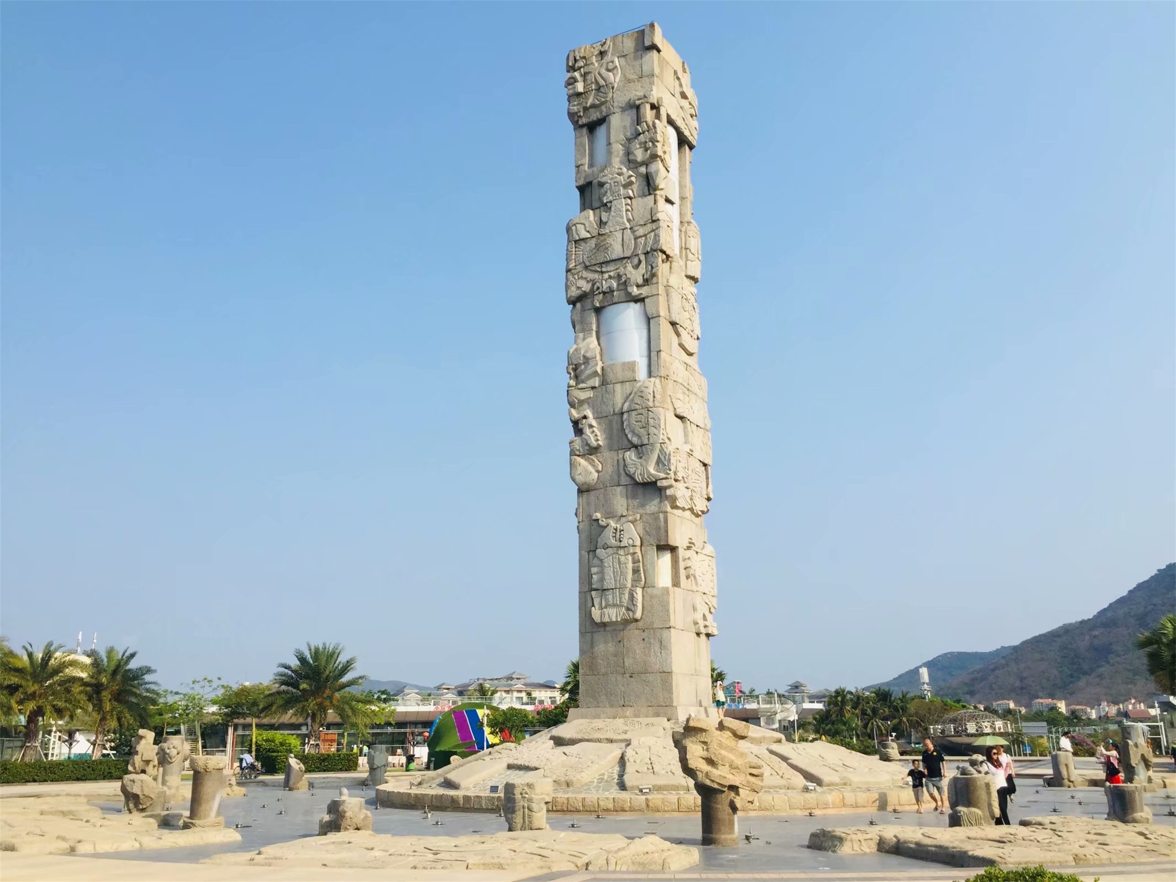  p>亚龙湾中心广场,位于海南省 a target="_blank" href="/item/三亚