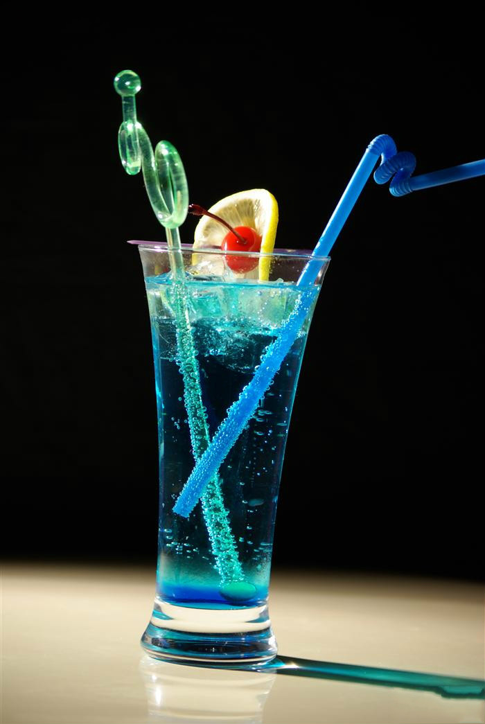  p>蓝色夏威夷(blue hawaii),这款鸡尾酒是以朗姆酒为基酒,配以蓝橙力