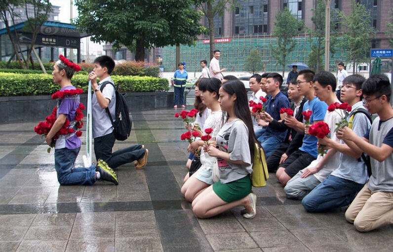 白血病大学生集体下跪事件