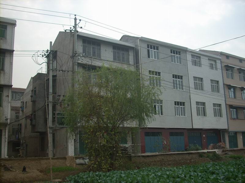 东风村位于西河镇北端,与十陵镇和成华区接壤,绕城高速,成南高速