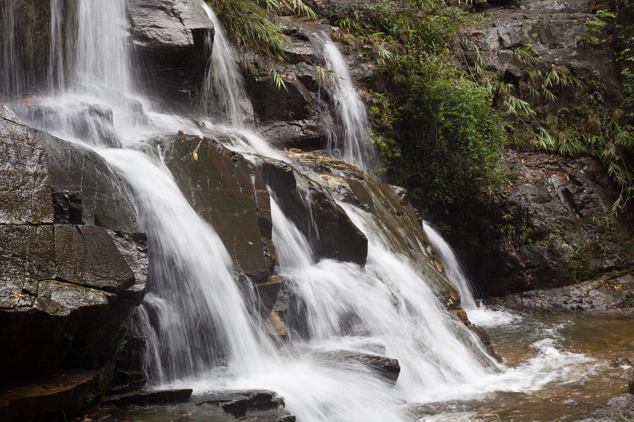  p data-id="gnau7xia6a">鼎湖山飞瀑,又名龙潭飞瀑,位于广东肇庆市