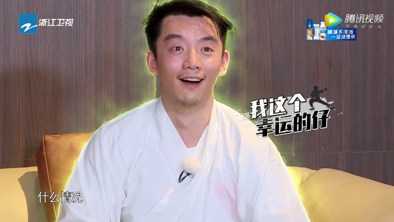 郑恺成最惨人设？被喷水眼睛都红了引不满，撕名牌出场3次全被撕_百科TA说