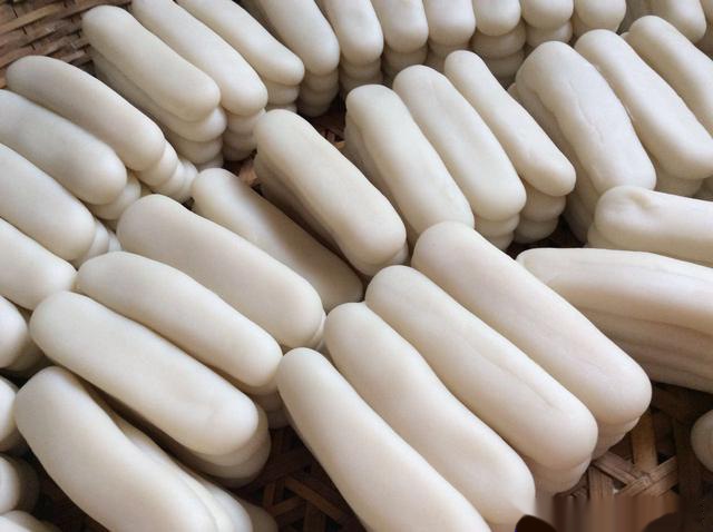  p>年糕(nián-gāo,rice cake; new year cake),中国汉族的传统食物