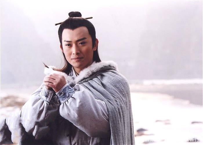 梁羽生正与师兄比武论剑，金庸出手江湖救急，意外成就一部经典_百科TA说