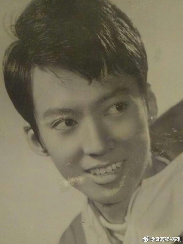 71岁香港老戏骨方刚息影后长居内地，单身多年突然公开荣升做爷爷_百科TA说