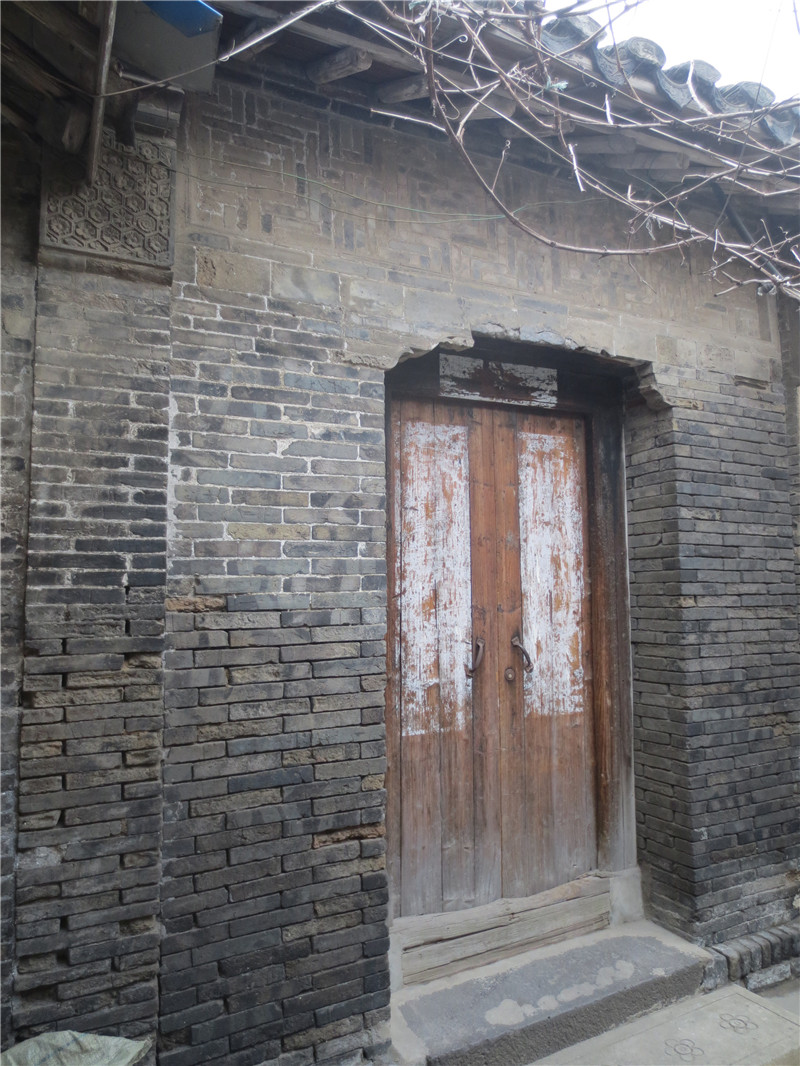 房屋整体为青砖小瓦结构,坐北朝南,大门朝南,有前后两进.
