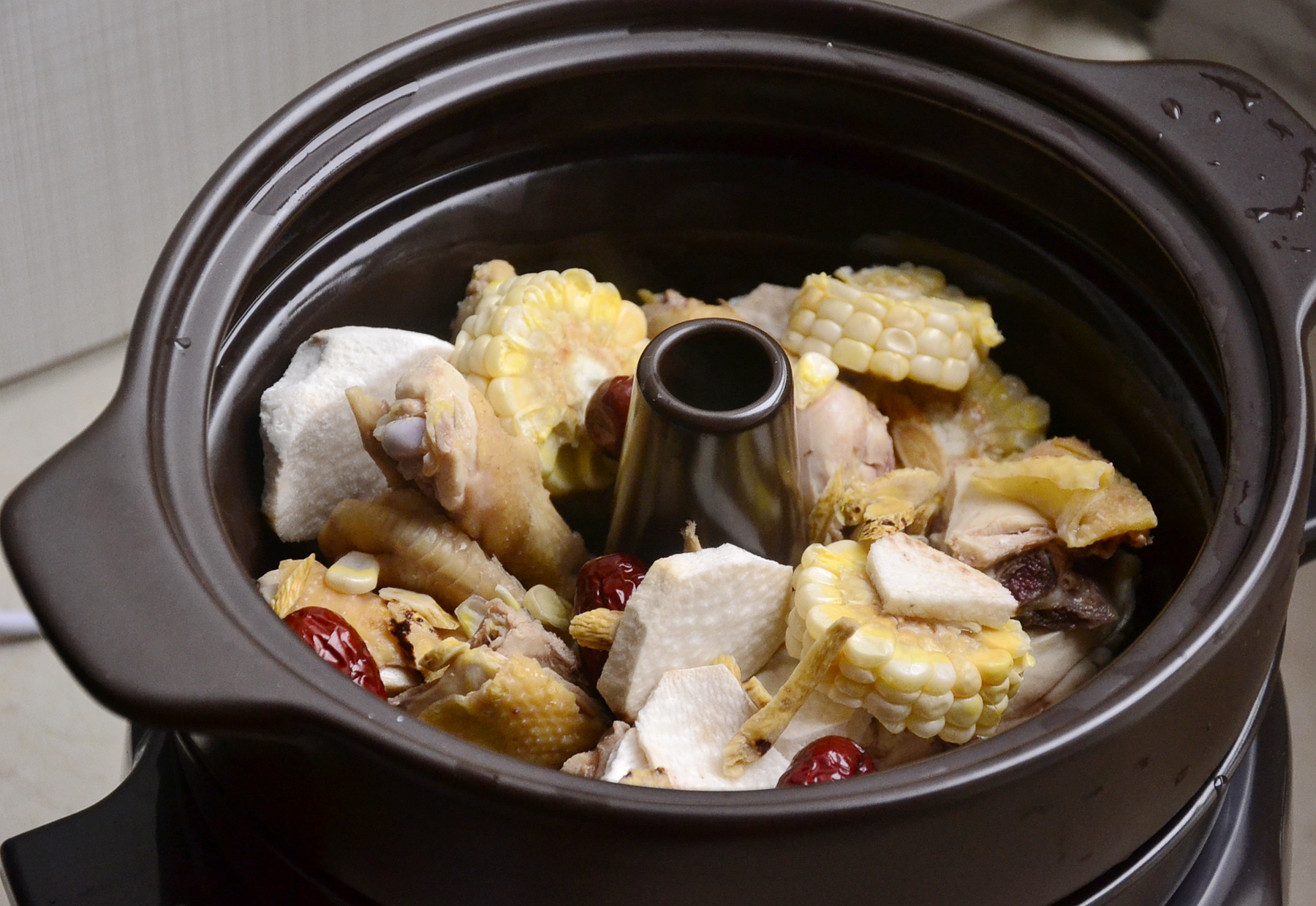  p>天麻汽锅鸡是一道菜品,制作原料主要有天麻,乌鸡,红枣. /p>