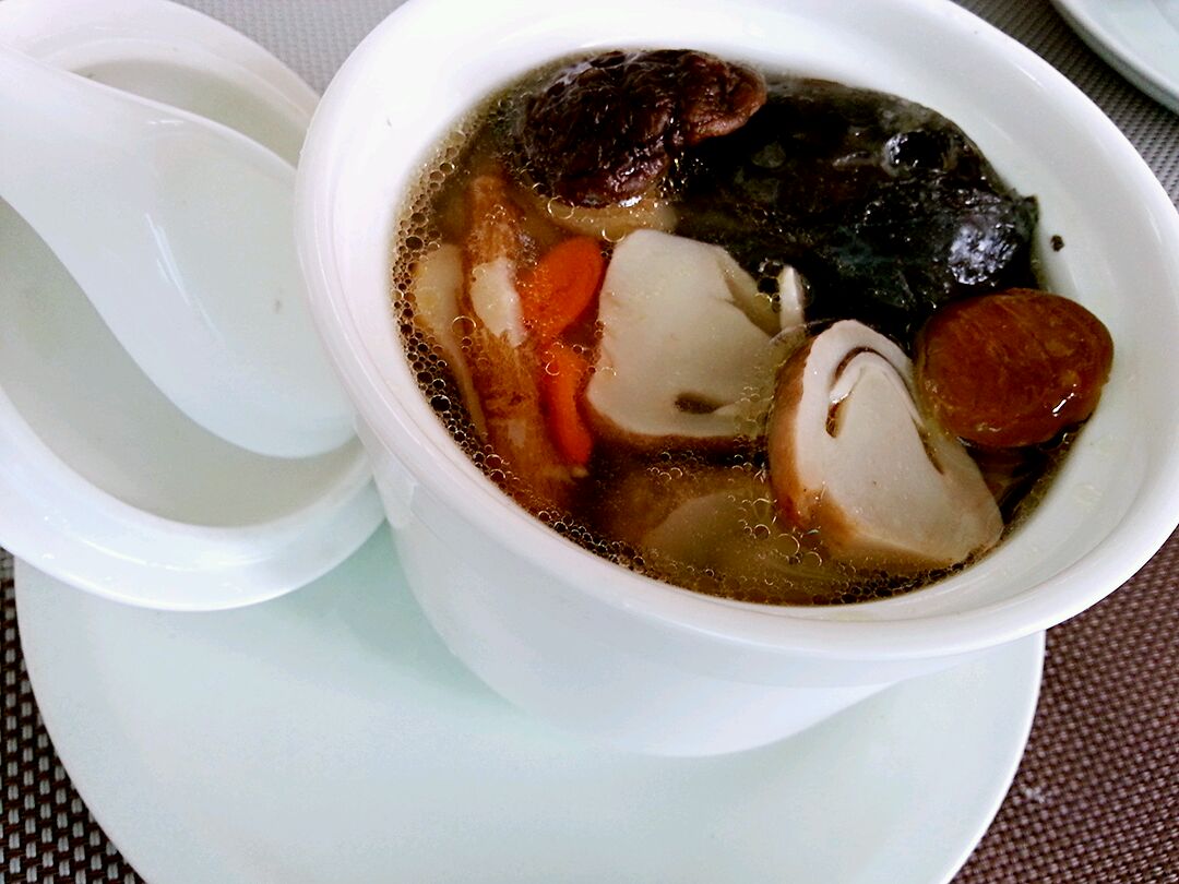  p>补血益气食疗汤是以鸡肉,黄芪为主要食材的菜品,味道鲜美,能够补血