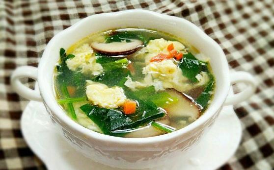  p>芙蓉鲜蔬汤是一道汤类菜品,主要食材是菠菜,香菇等,调料为食盐,糖