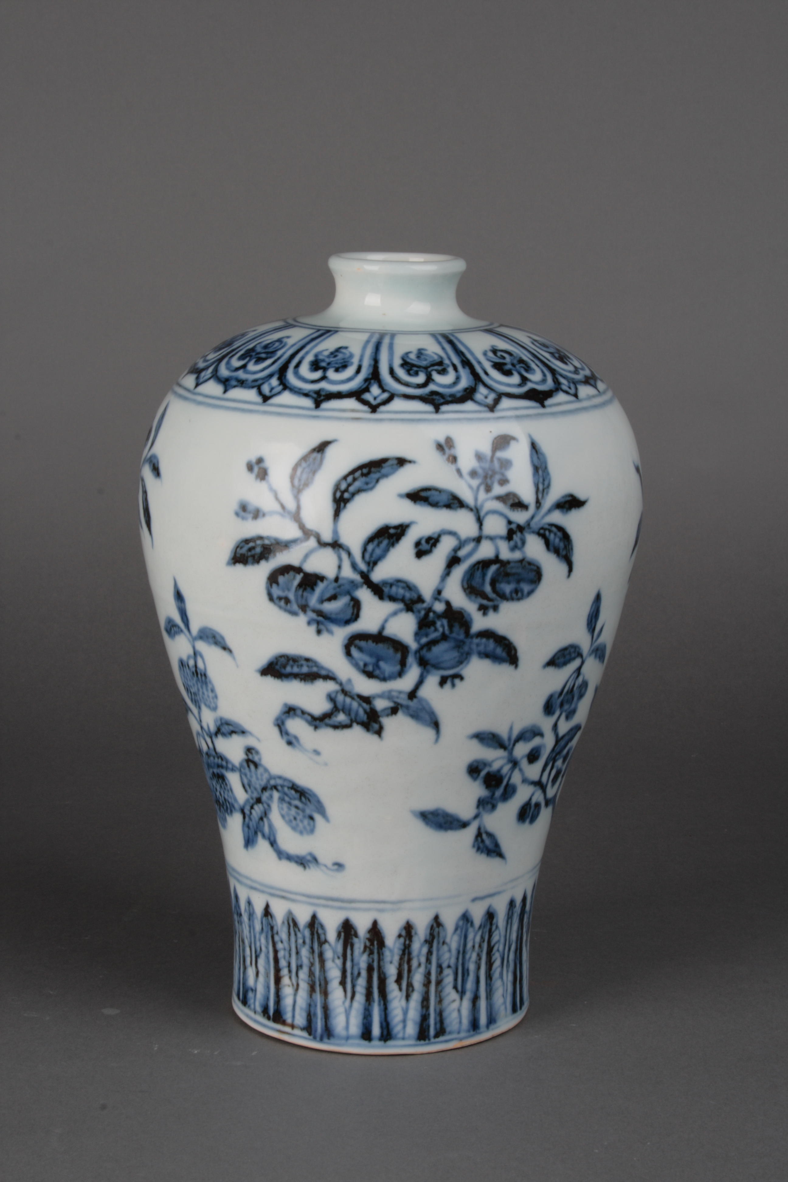 明永乐青花折枝三果纹梅瓶