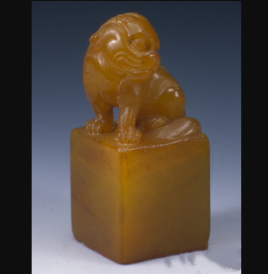  p>明坑狮钮白文印面"护封"田黄章是明代时期的一件文物,现收藏于苏州