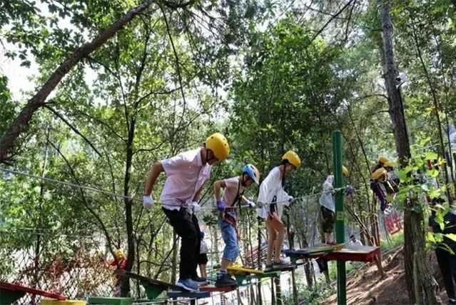  p>义乌小六石户外游乐园位于金华市义乌市佛堂镇小六石村. /p>