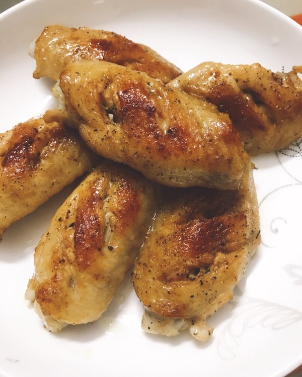  p data-id="gnx26ps95r">盐煎鸡翅是一道家常美食,主要食材为鸡翅中