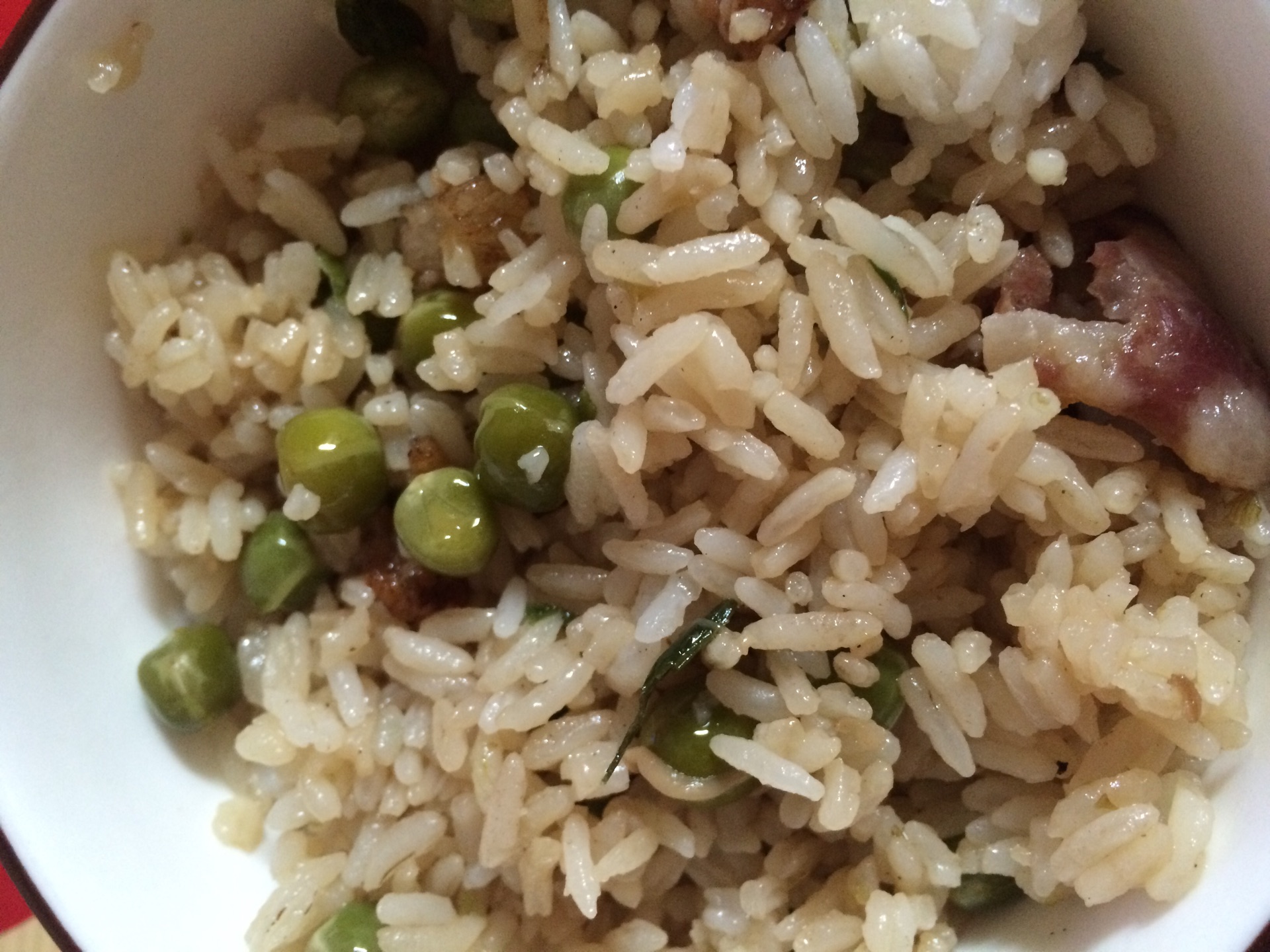 选麦豆粒(学名:豌豆)和糯米,加入熏火腿心或腊肉