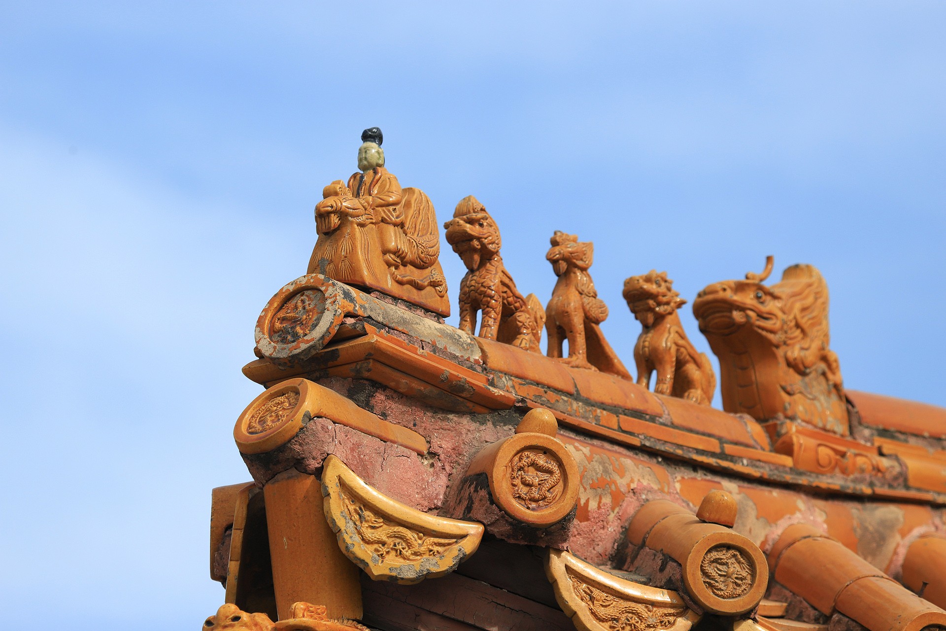 data-lemmaid="1475110">汉族建筑 /a>屋顶的屋脊上所安放的兽件