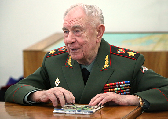 Язов, i>1924年11月8日~2020年2月25日 /i>),前苏联国防部长, a