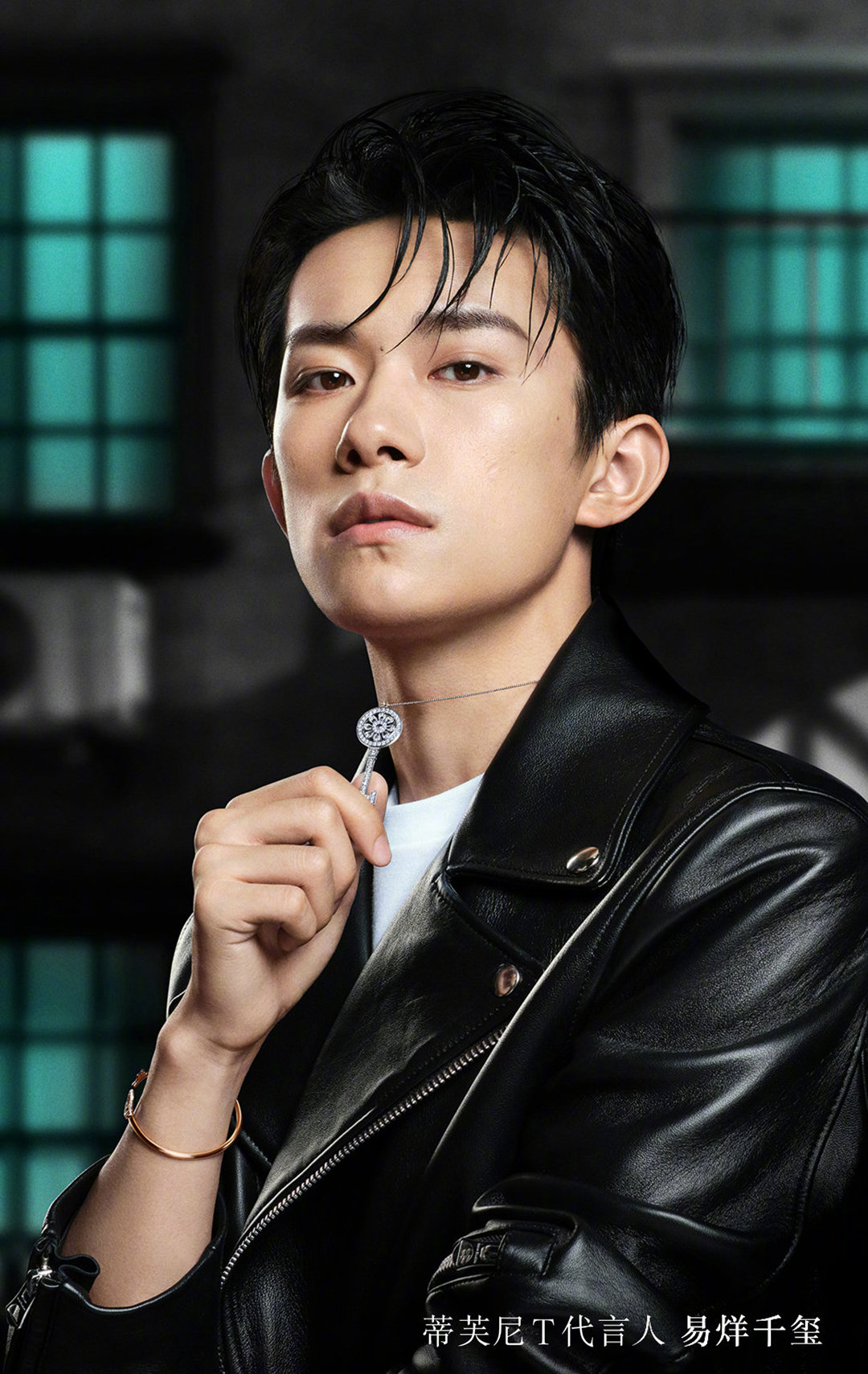  p>易烊千玺,2000年11月28日生于湖南怀化,中国内地男演员,歌手,舞者