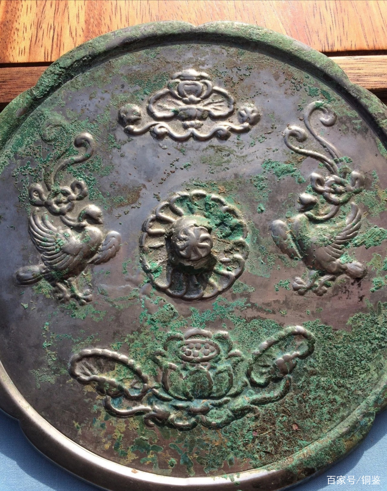 双鸾开镜秋水光｜双鸾衔授纹镜赏析_百科TA说