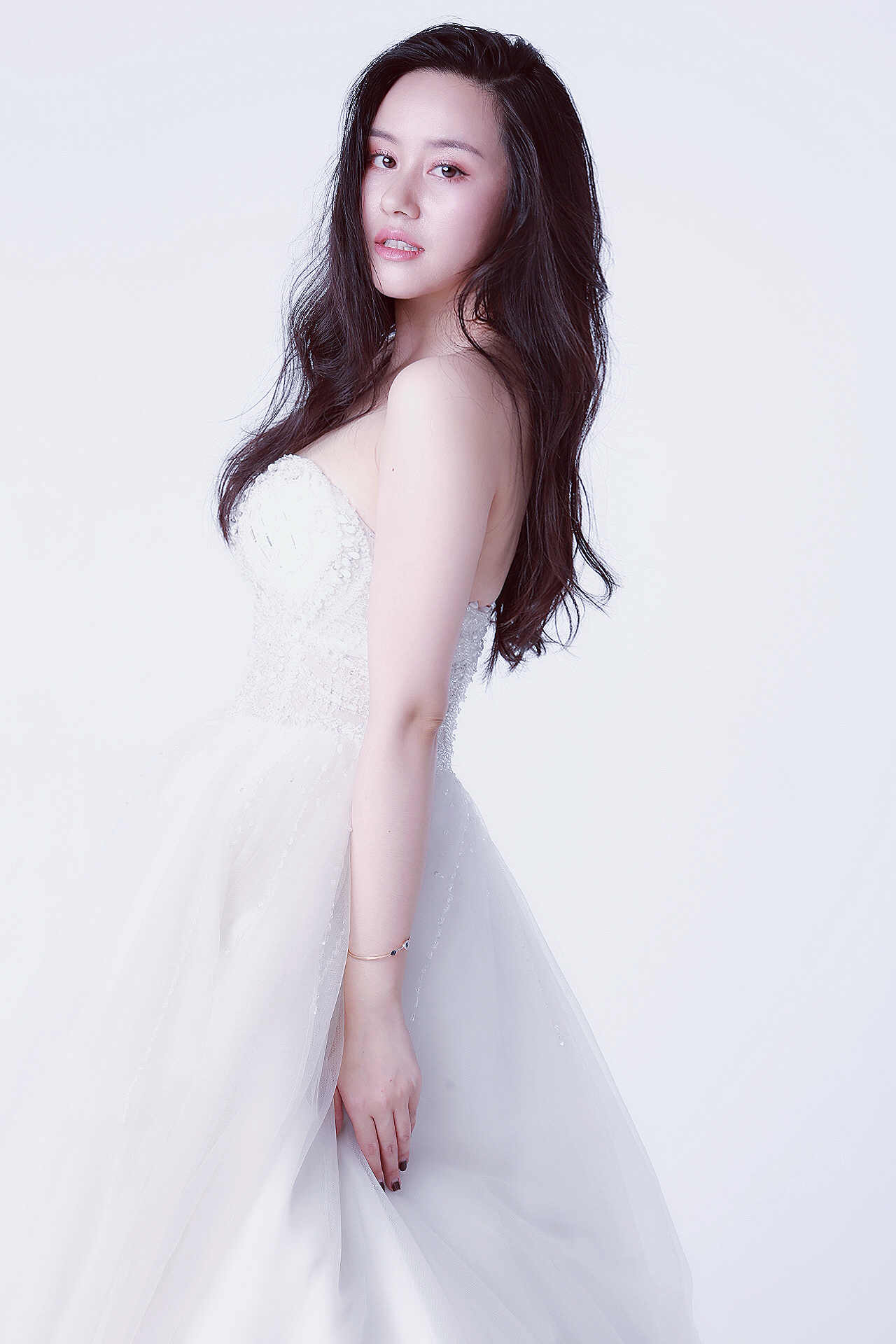 1d6rriqa">王紫凝,1991年6月13日出生于辽宁省沈阳市,中国内地女歌手