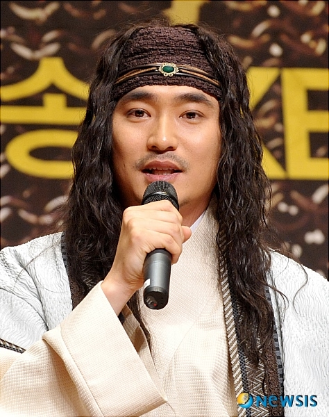 千秋太后》是韩国kbs2电视台于2009年1月3日在周末档播出的古装历史剧