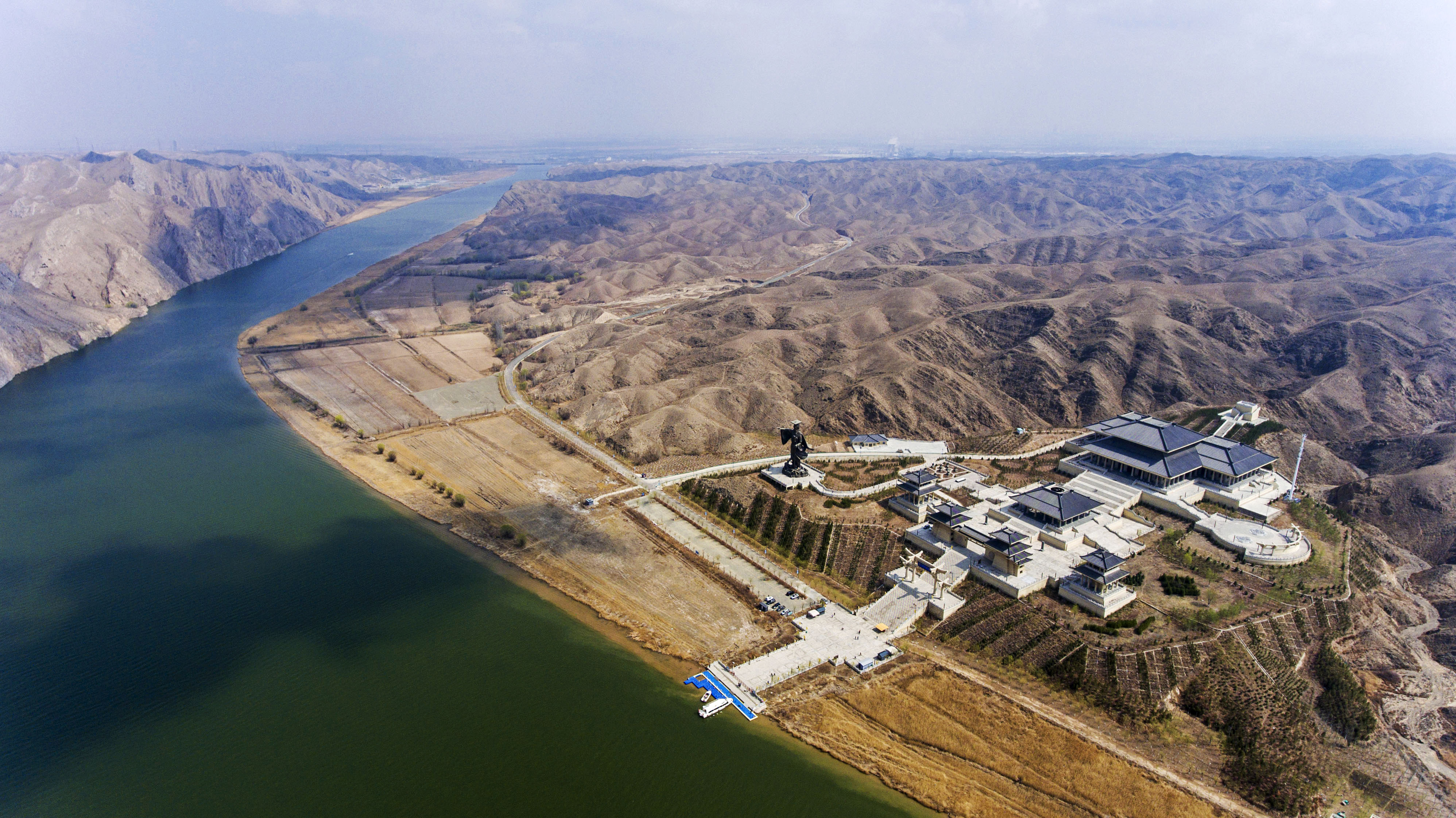 宁夏的风景名胜有 一西夏王陵风景名胜区,二中卫市沙坡头旅游景区,三