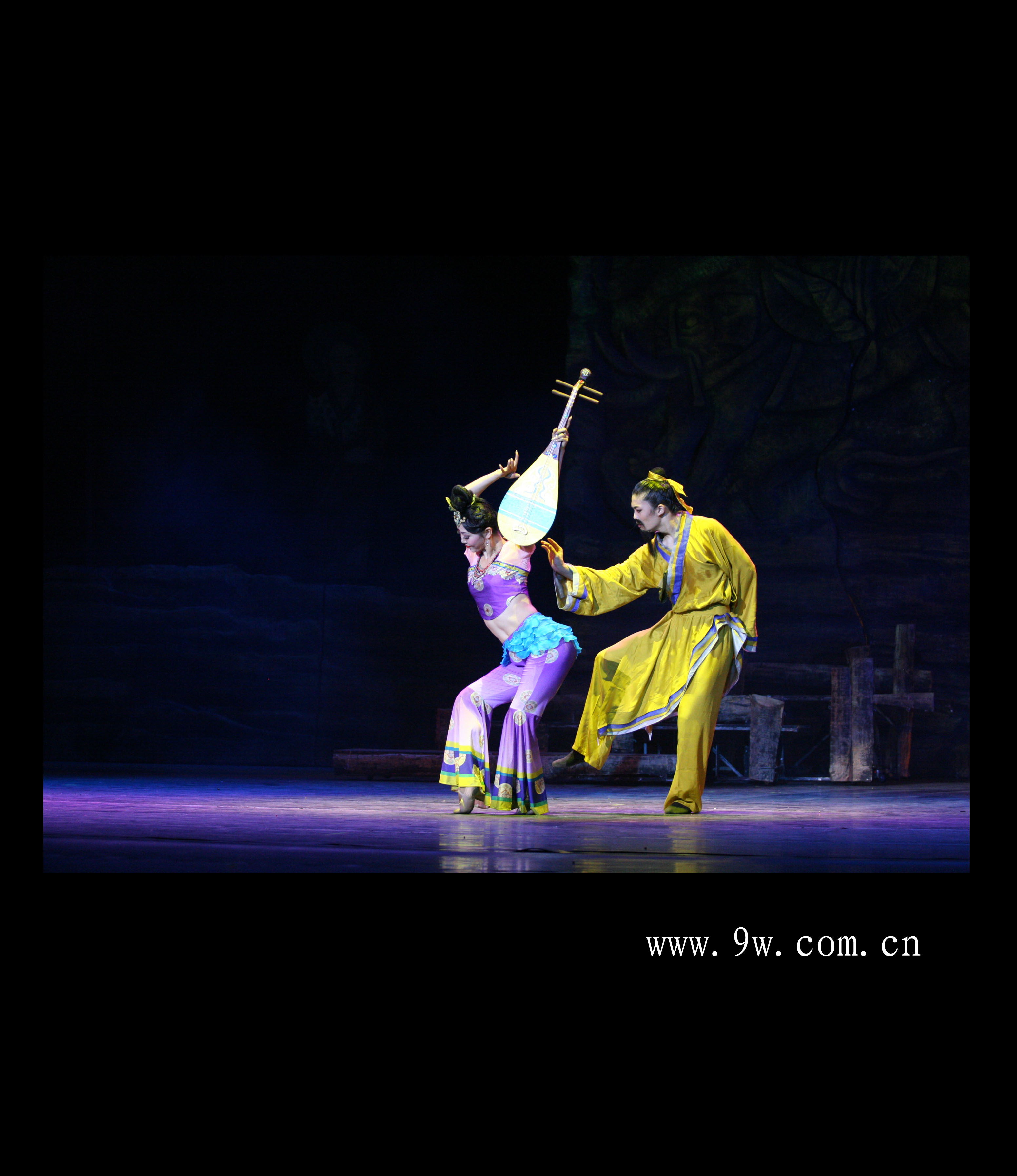  p>《丝路花雨》是中国自1979年起首演的大型民族舞剧,由《丝路花雨》