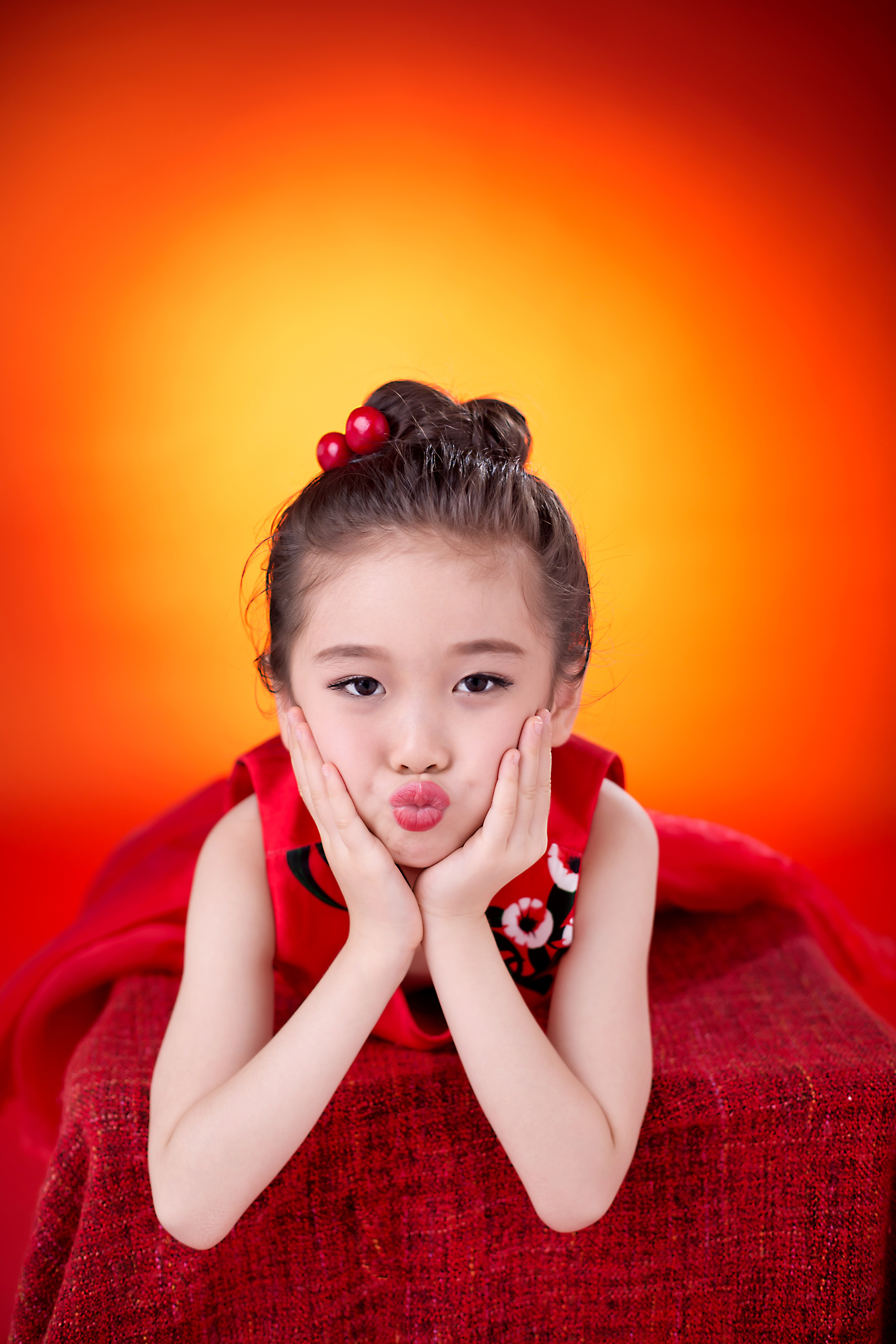  p>邓文怡,2009年11月14日出生于香港,童星,中国香港女歌手.