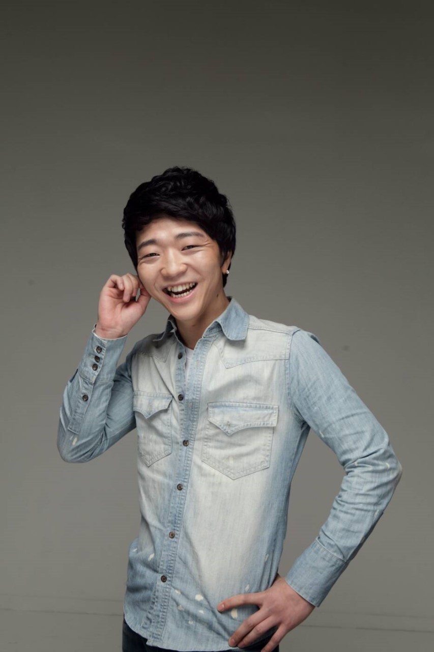  p>韩国搞笑艺人;出道作品2007年kbs"爆笑俱乐部2",活动于《寻笑人》