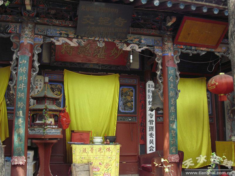  p>出天水火车站向南十多公里,在大柳树村向西进入龙槐沟五公里便是新