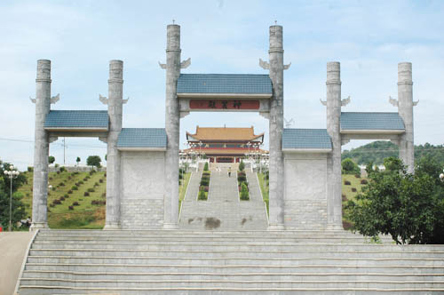 神农殿位于湖南省郴州市安仁县江口乡海拔1200多米的白石仙岭上