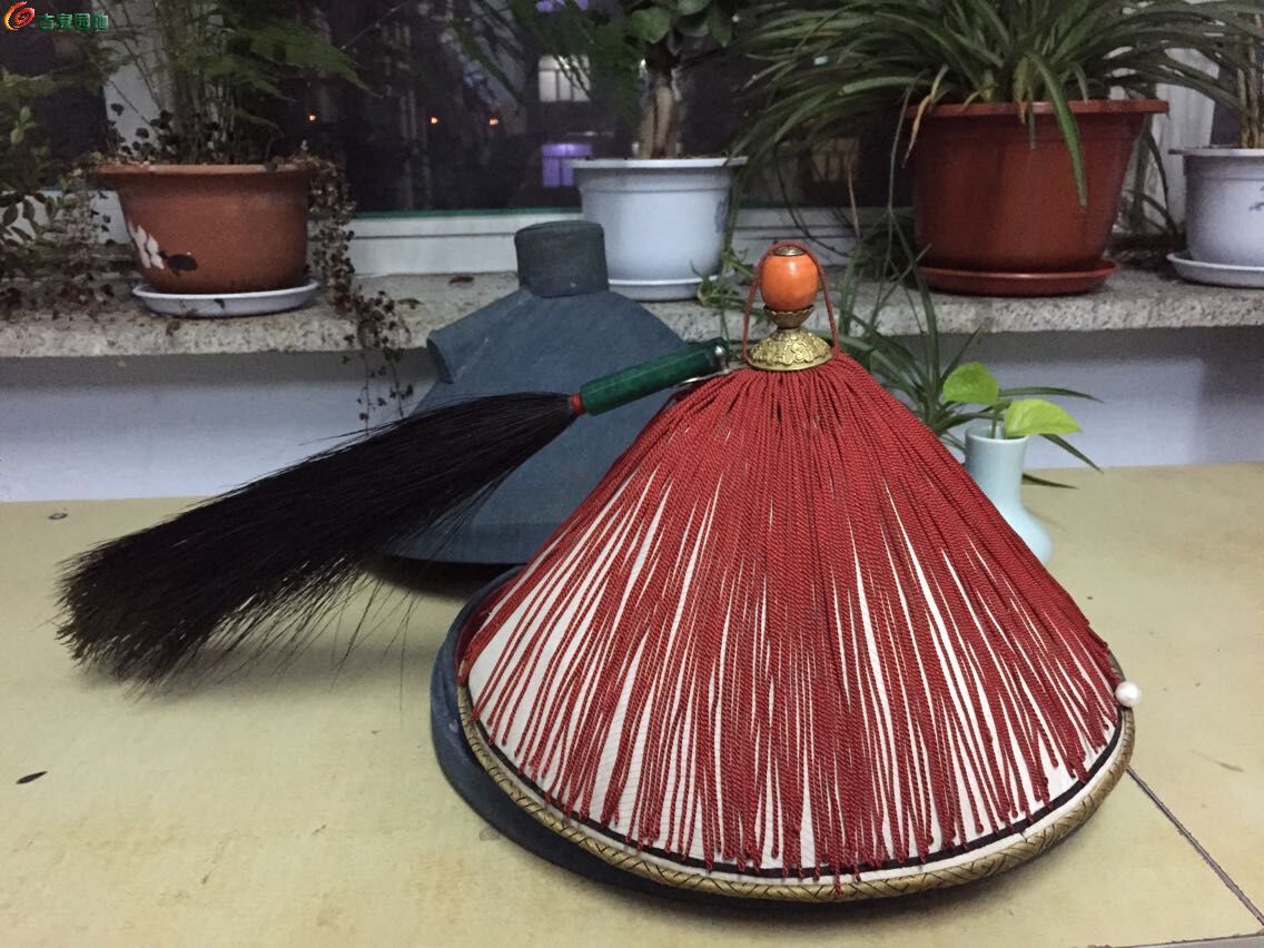  p>顶戴花翎,是清代官员装饰品.