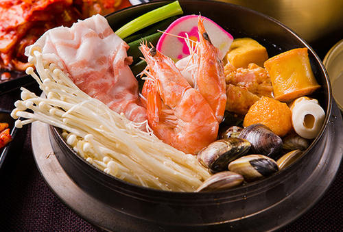  p>海鲜小火锅是一道以生豪,蚵仔为主要食材,金针茹,鱼板,豆腐等为