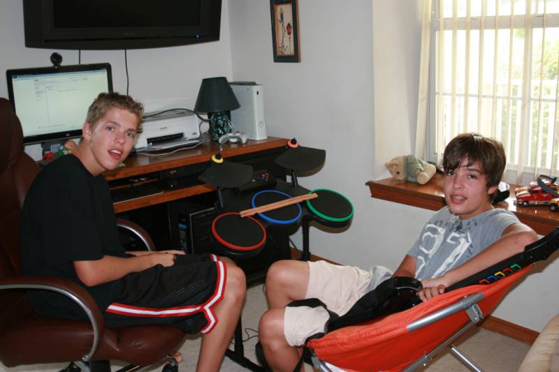 是一个叫steven(真名stephen quire)的美国男孩.