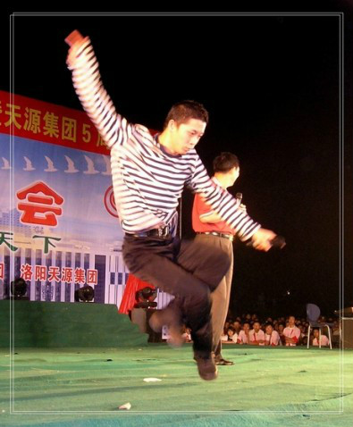  p>于小飞,1971年出生于吉林省松原市,原名叫于金良,被称为"放驴小子"