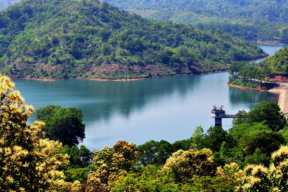  p> a target="_blank" href="/item/红花湖/9088357" data-lemmaid="