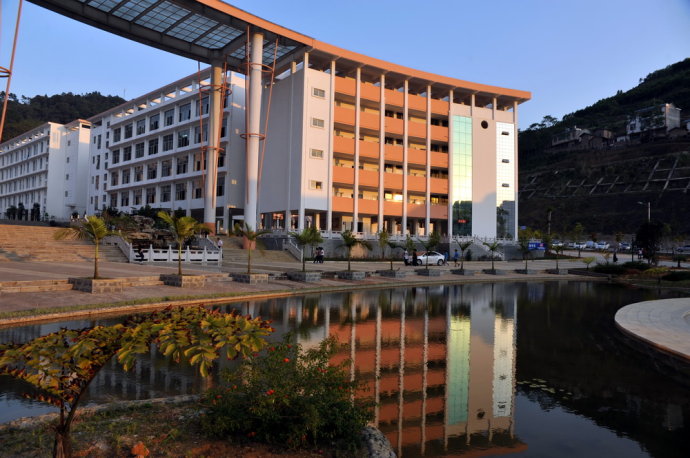 云南省麻栗坡民族中学