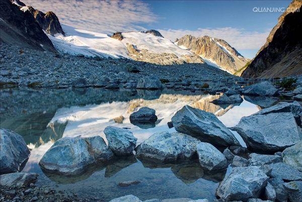  p>冰川湖,是指小型山地湖泊,尤其是冰川侵蚀而成的围椅状洼地(即冰斗