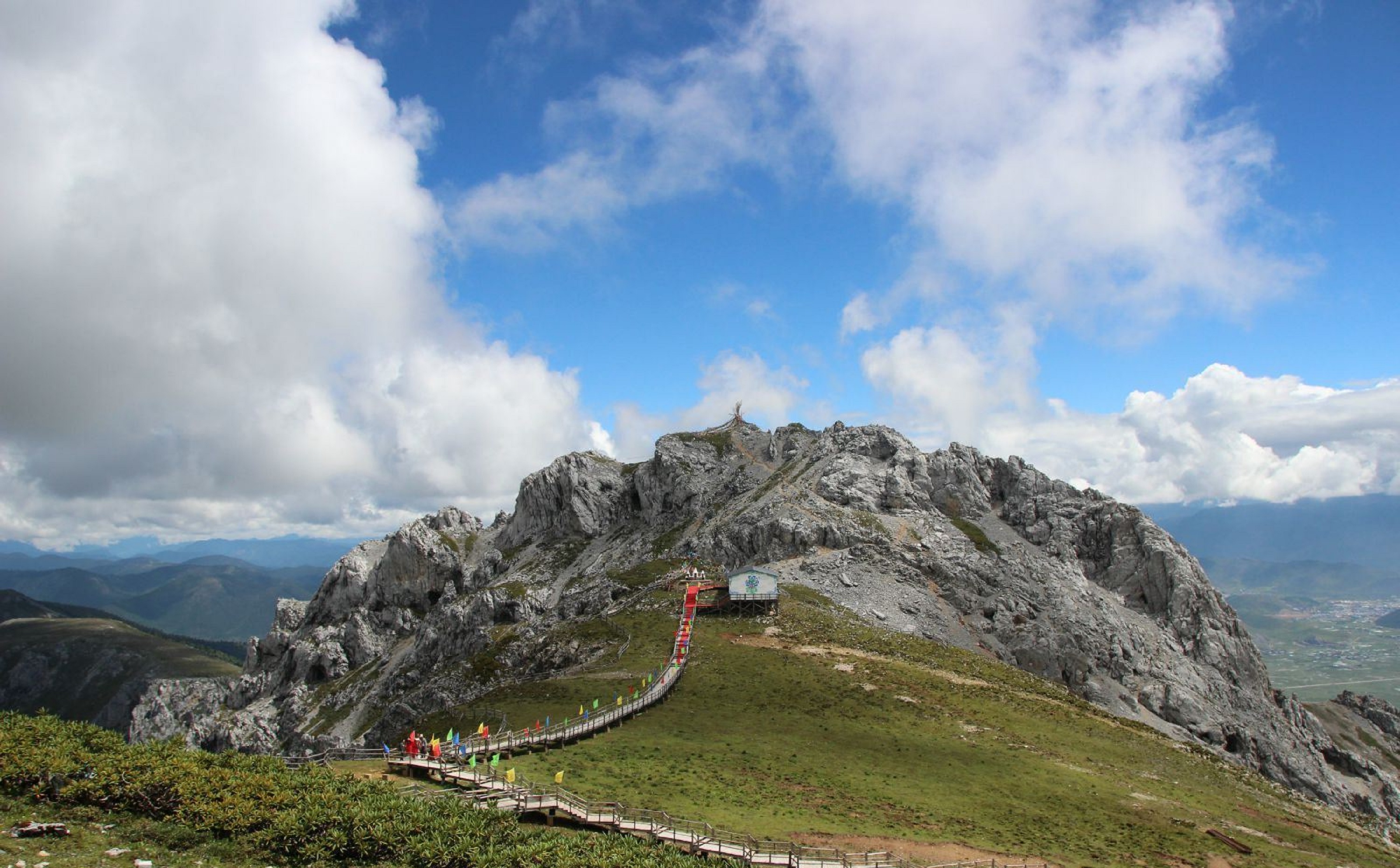 迪庆州州府,原称中甸县,于2001年12月17日,民政部批准将中甸县更名为